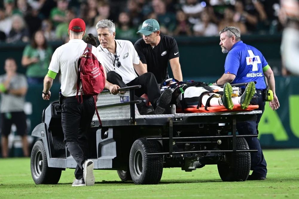 Two Eagles Carted Off Field vs Browns